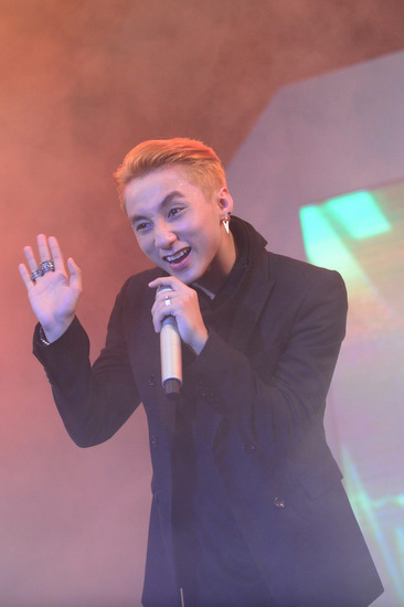 Tóc undercut màu cam nổi bật.