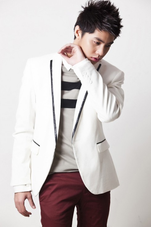 Noo thích nhấn nhá màu đỏ trong trang phục của mình.