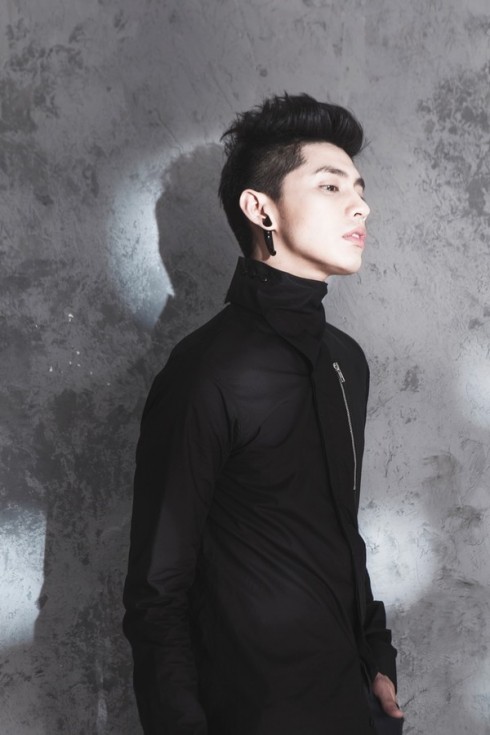 Anh thường chọn trang phục đơn sắc nhưng đẹp về kiểu dáng và chất liệu.