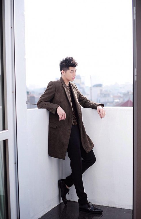 Noo Phước Thịnh thường xuyên mặc trench coat. 
