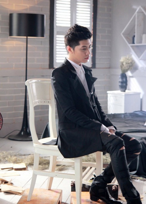 Anh thường phối trench coat với áo sơ mi và áo thun.