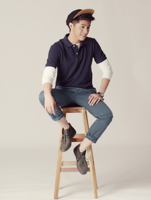 Thỉnh thoảng Noo Phước Thịnh cũng biến hóa với áo thun trẻ trung.