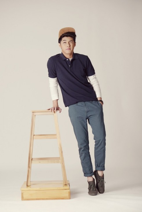 Anh thường mix match với mũ lưỡi trai.