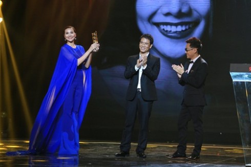 Thanh Hằng vinh dự nhận cúp cho giải thưởng hạng mục "Người mẫu được yêu thích nhất" của HTV Awards 2015