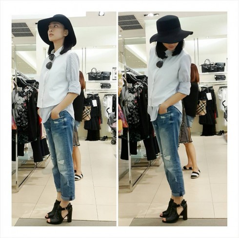 Phong cách phối trang phục quần jeans xanh và sơ mi trắng trở thành hình ảnh quen thuộc của Ngô Thanh Vân