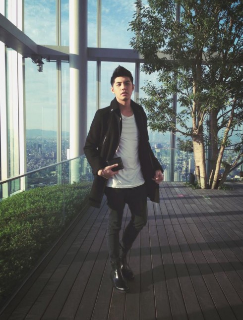 Vẫn là áo thun trắng và trench coat nhưng phối theo phong cách phong trần, lãng tử.