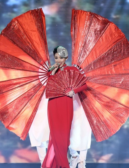 Tóc Tiên rạng rỡ bừng sáng tại The Remix trong một thiết kế của Lý Quí Khánh. 