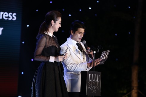 Jennifer Phạm và Dustin Nguyễn trao giải thưởng cho Thanh Hằng