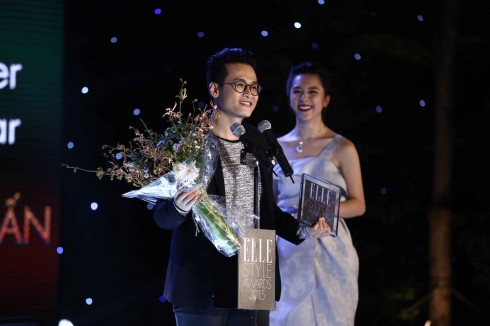Hà Anh Tuấn nhận giải Nam ca sĩ ăn mặc phong cách nhất 