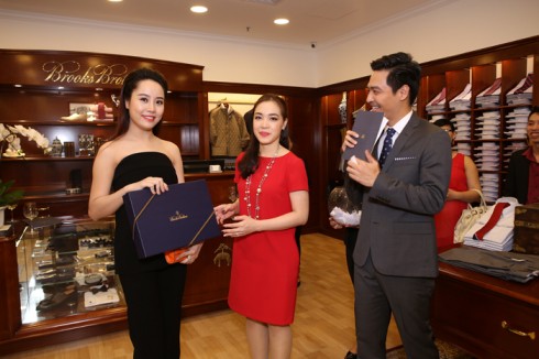 Bà Đặng Thảo Nhu - GĐ điều hành thương hiệu trao giải may mắn cho khách hàng tham dự khai trương