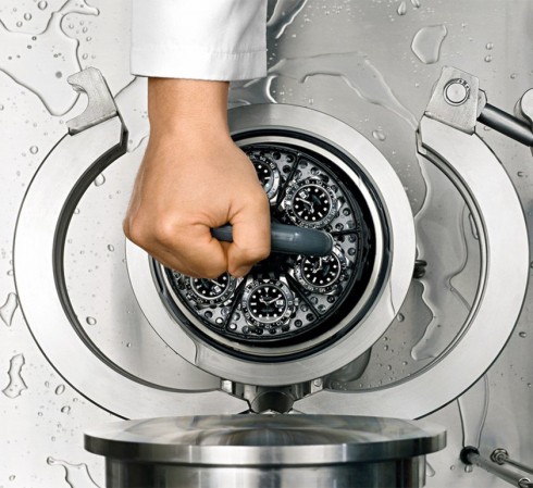 Đồng hồ lặn Rolex được kiểm tra với nước trong bể áp suất