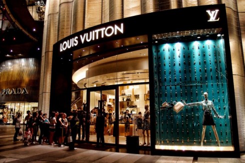 Cảnh xếp hàng chờ vào cửa hàng Louis Vuitton tại Singapore. 