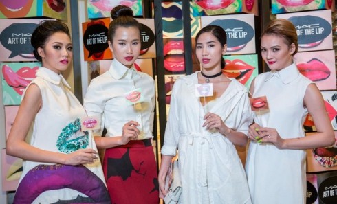 Người mẫu Huynh Nu & Thanh Thuy chọn trang phục tông màu nhẹ nhàng để nổi bật trong sắc màu rực rỡ