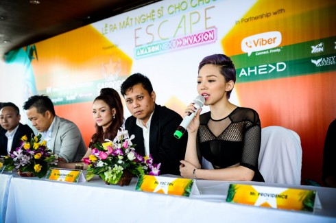 Tóc Tiên phát biểu tại chương trình họp báo