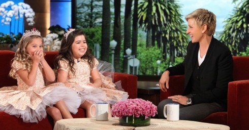 Hai cô bé rạng rỡ khi được mời đến chương trình The Ellen Show.