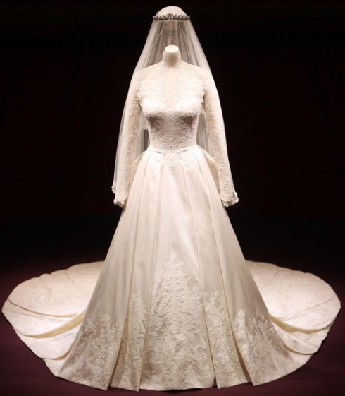 Váy cưới Sarah Burton thiết kế cho Kate Midleton