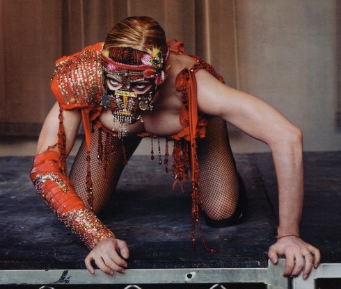 Madonna đeo mặt nạ trong bức hình do Steven Klein chụp 
