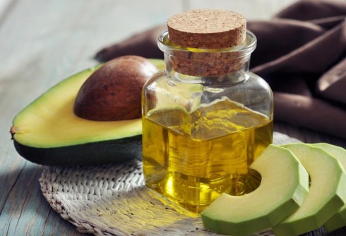 Kết hợp bơ cùng dầu olive cho da khô trở nên mịn màng