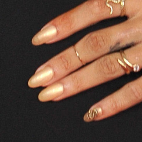 Bộ móng màu gold với kí hiệu dollar bằng vàng ở ngón út của Rihanna khi cô tham dự buổi trao giải Grammy lần thứ 54 ở trung tập Staples tại Los Angeles, CA ngày 12 tháng 2,2012.