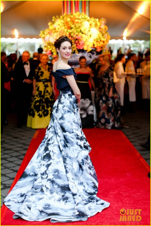 Emmy Rossum nữ tính và dịu dàng trong chiếc đầm của Carolina Herrera