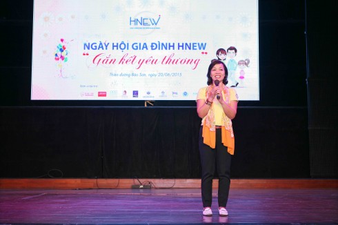 Chủ tịch HNEW – Bà Hà Thu Thanh chào đón các hội viên và gia đình tham dự sự kiện và chia sẻ các giá trị về Gia đình tại ngày hội.