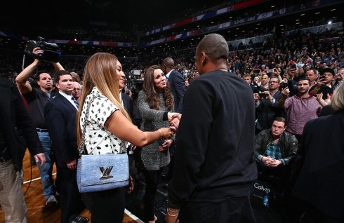 Beyonce đeo chiếc túi The Twist của LV khi đến tham dự trận bóng rổ và gặp gỡ với công nương Kate Middleton