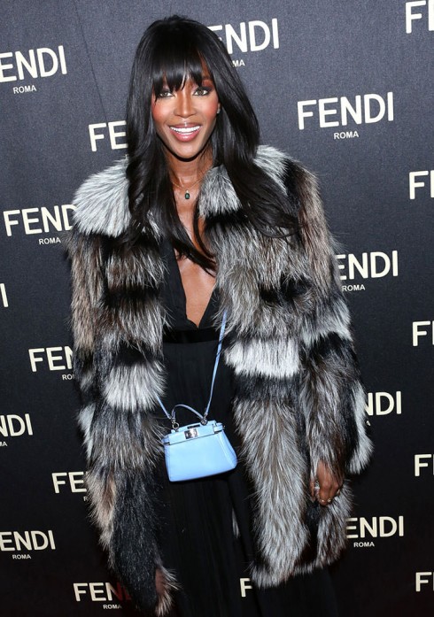 Naomi Campbell và chiếc túi Peek-a-book micro màu xanh