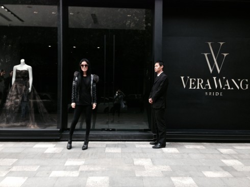 nha thiet ke vera wang truoc cua hang cua minh ellevn