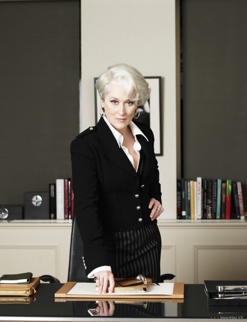Nữ diễn viên Meryl Streep mặc một chiếc áo vest màu đen làm nổi viền cổ áo chemise màu trắng bên trong, đi kèm phụ kiện hoa tai bản to, mang đến một sự kết hợp giữa cổ điển và và hiện đại.