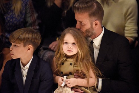 Con trai Romeo Beckham và cô con gái út Harper beckham của gia đình bà Beck