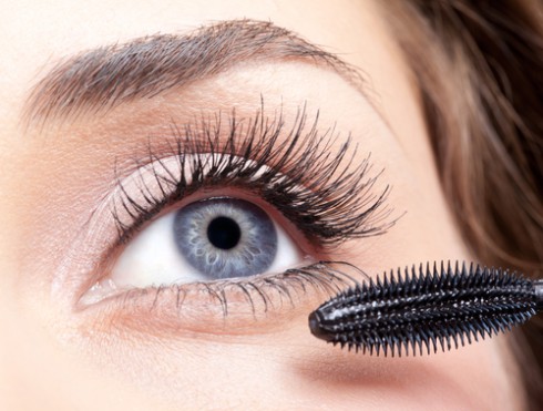 chải mascara cho đôi mắt thêm quyến rũ