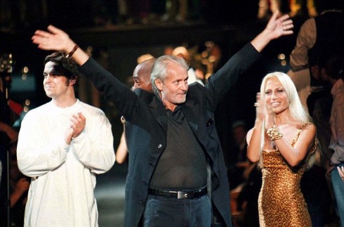 Donatella và Gianni xuất hiện trong show diễn của Versace năm 1996