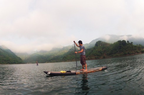 Sup là một môn thể thao di chuyển trên nước bằng một ván lướt có mái chèo