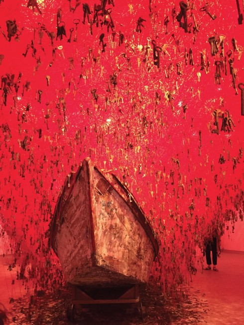 The Key in the Hand của Chiharu Shiota