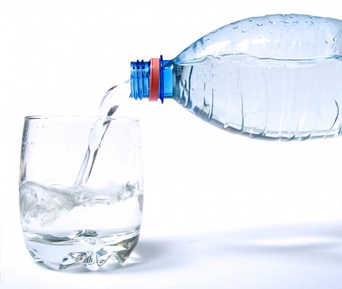 Nước uống là một phần tất yếu cho cơ thể cũng như da mặt.