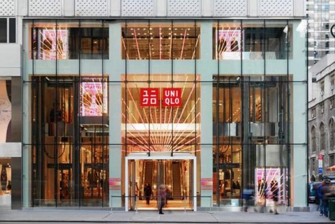 khác với các hãng thời trang giá rẻ như H&M và Zara. Ông không đuổi theo xu hướng, mà chỉ tập trung vào các sản phẩm cơ bản như áo phông, legging, quần jeans hay áo len với giá cả vừa phải