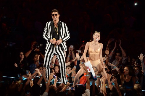 Hành động quá lố của Miley Cyrus trong chương trình VMAs 2014