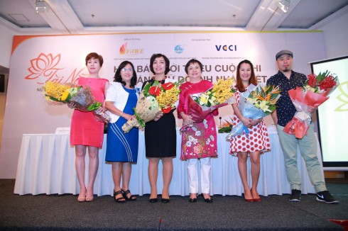 Các nữ doanh nhân Việt Nam chụp hình lưu niệm