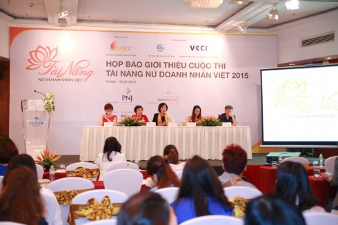 Đại diện Ban tổ chức trả lời phỏng vấn phóng viên báo chí