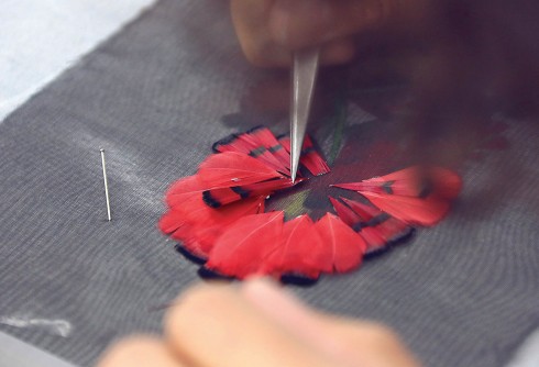 Người thợ thủ công nhà Lemarié tỉ mỉ gắn từng chiếc lông vũ lên nhau để mang đến một tác phẩm hoàn mỹ.