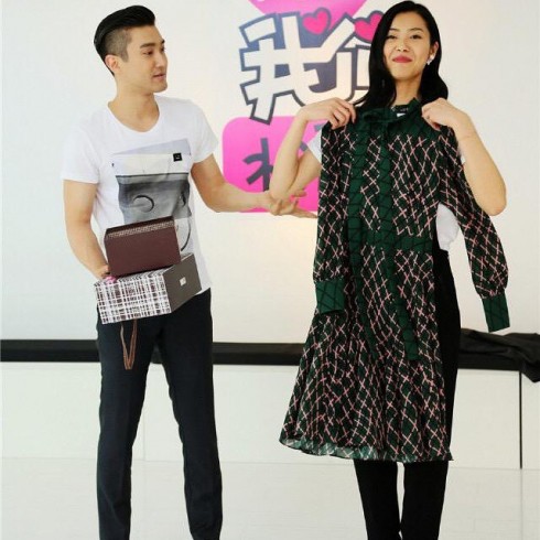 Choi Si-won còn rất chịu chi khi tặng Liu Wen những món quà đắt giá như chiếc đầm họa tiết quả trám nằm trong BST Pre-Fall 2015 của Gucci