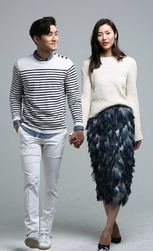 Liu Wen sang trọng với một thiết kế của Burberry Prorsum. Choi Si-won cá tính với trang phục chemise xanh bên trong, áo thun dài tay bên ngoài và quần jeans trắng, thật gọn gàng bắt mắt.