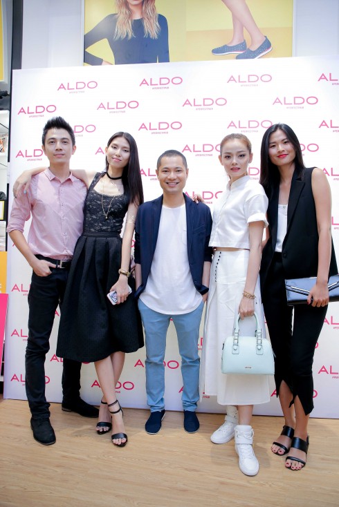 Từ trái qua - Model Chúc Minh Quang, Model Thùy Dương, Creative Director Dzũng Yoko, Model Hoàng Oanh, Model Thiên Trang 2