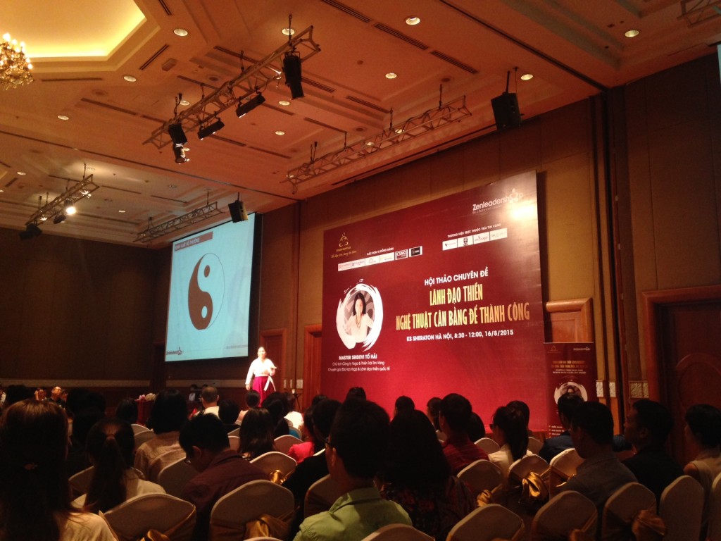 Diễn giả Tố Hải diễn thuyết trước hơn 300 vị quản lý cấp cao tại sự kiện