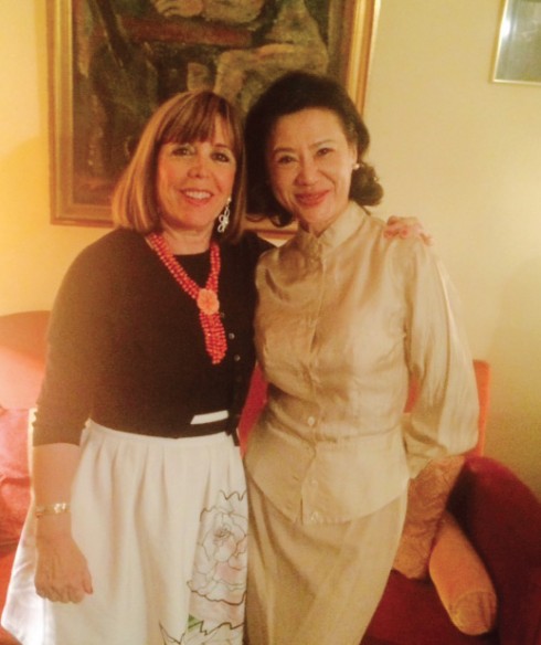 Doanh nhân Anoa cùng bà Joelle Ceccaldi - người đồng hành với dự án Ngôi nhà Việt Nam