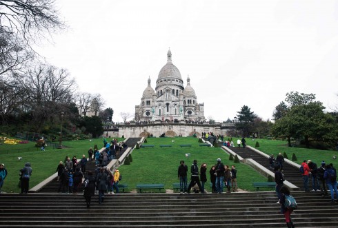 Đồi Montmartre, nơi tập trung của nhiều họa sĩ nổi tiếng với nhà thờ Sacré-Coeur, là một trong những địa điểm thu hút du khách nhất Paris