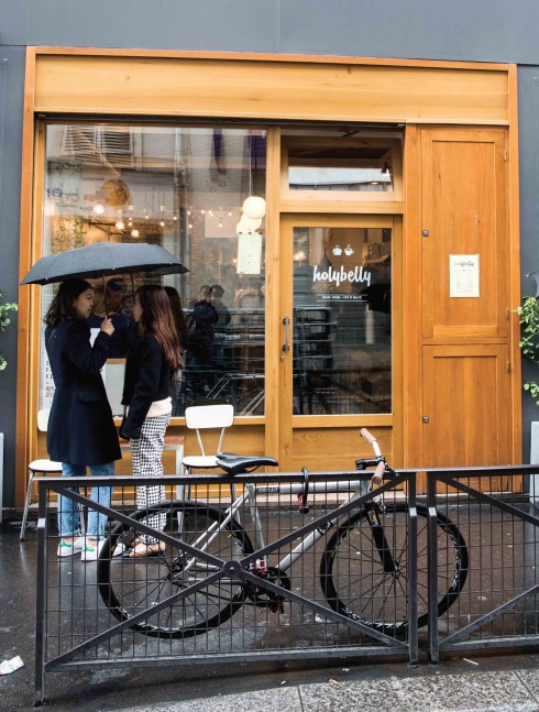 Người Paris có thói quen hẹn hò cuối tuần với bạn bè bên ly cà phê sáng cho dù hôm đó là một ngày mưa