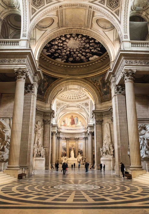 Kiến trúc bên trong điện Panthéon. Nơi đây từng chứng kiến nhiều sự kiện quan trọng trong lịch sử nước Pháp. Ngày nay, đây là nơi chôn cất và tôn vinh những nhân vật lịch sử và danh nhân nước Pháp.