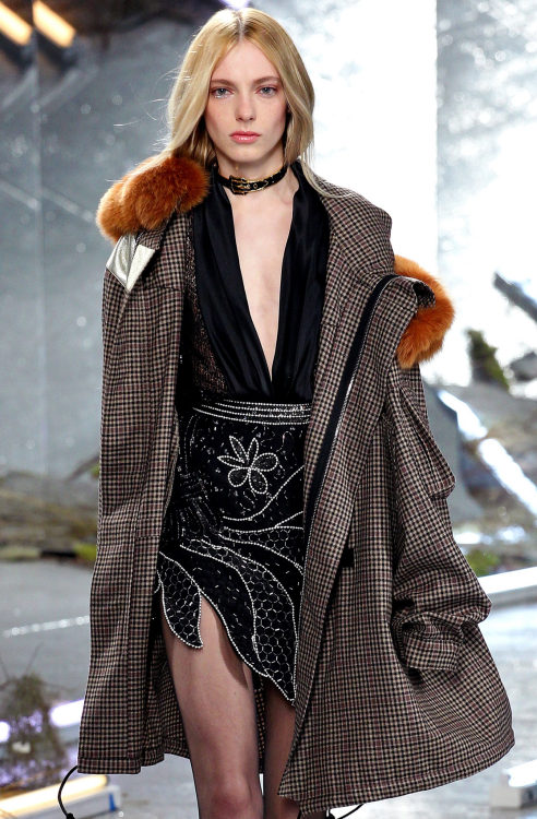 thương hiệu anne klein