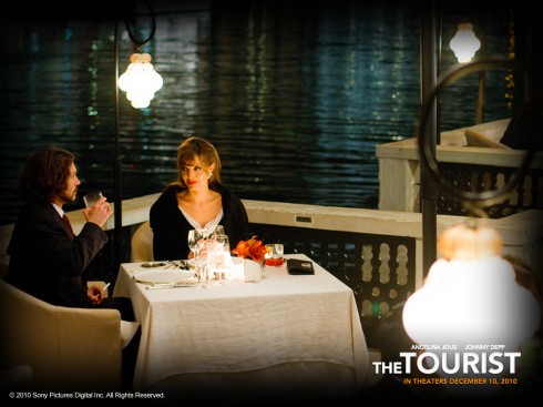 Bữa tối lãng mạn đầy quyến rũ của cặp đôi trong khung cảnh nên thơ giữa Venice êm đềm.